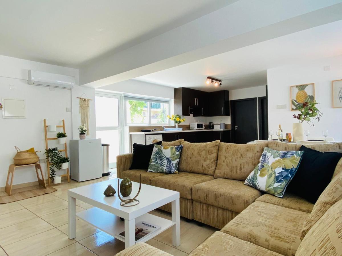 Serena'S 2-Br Apartment In Larnaca Exteriör bild