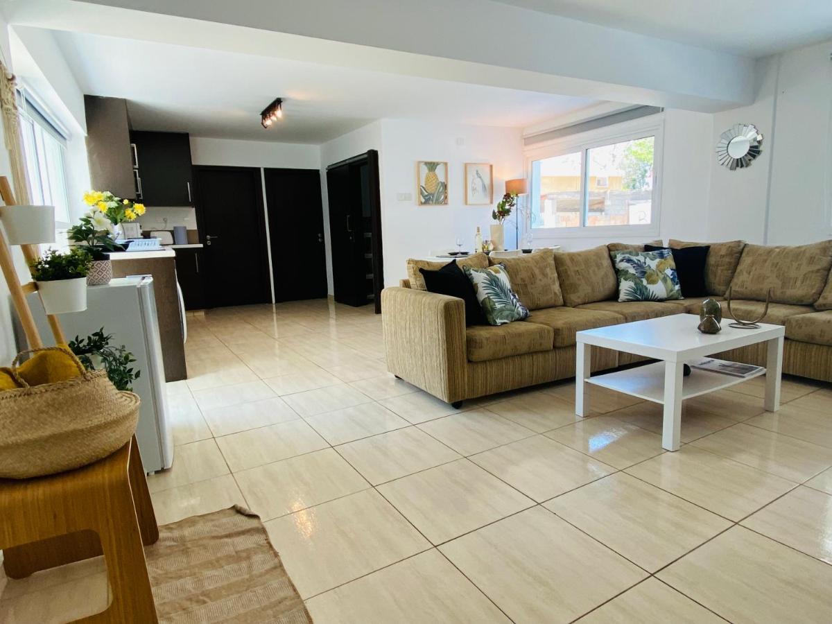 Serena'S 2-Br Apartment In Larnaca Exteriör bild