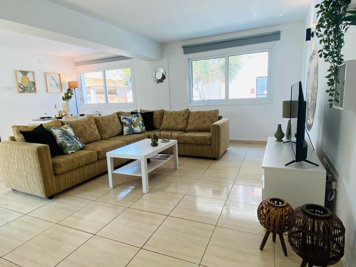 Serena'S 2-Br Apartment In Larnaca Exteriör bild