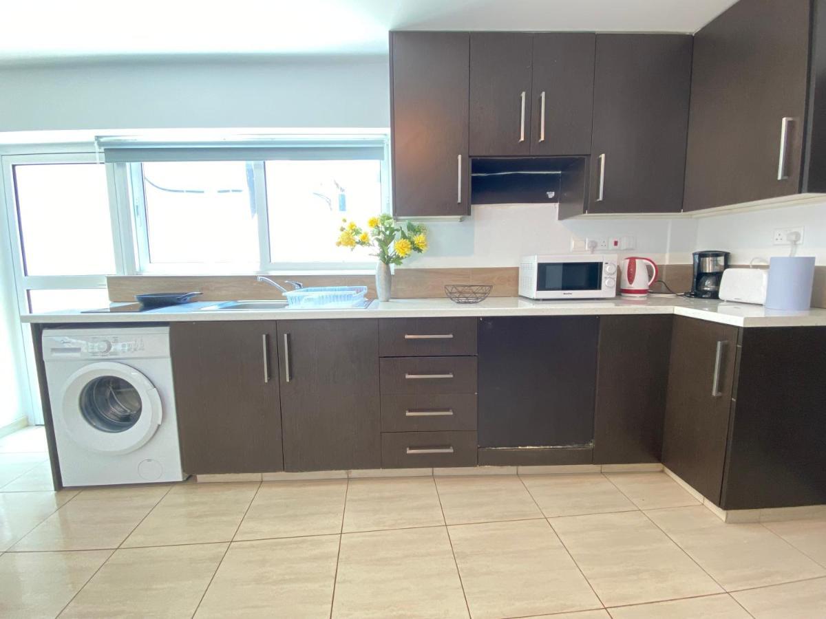 Serena'S 2-Br Apartment In Larnaca Exteriör bild